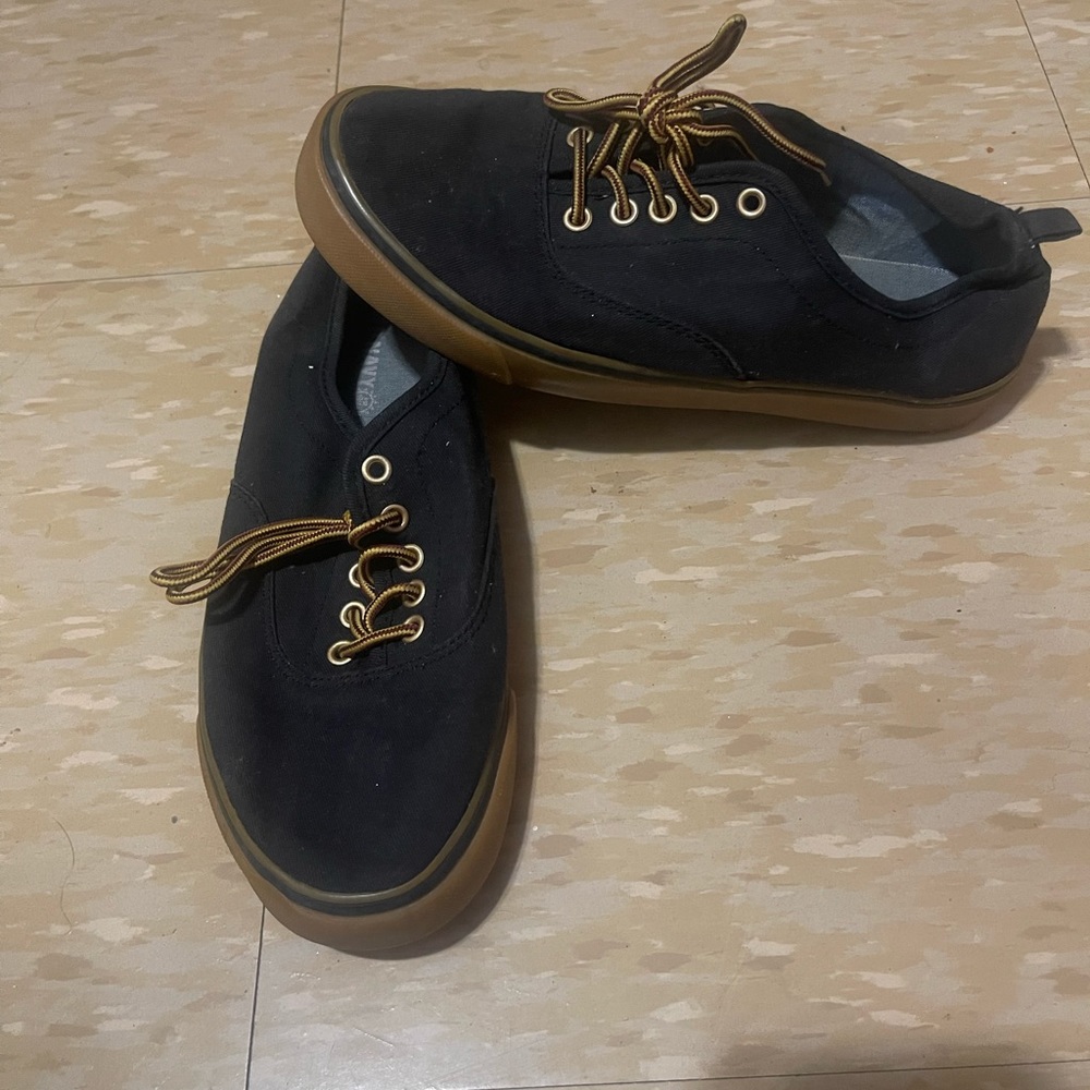 Black & tan size 6 old navy sneakers